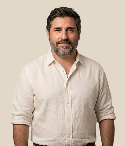 Hombre usando la app de Senda Health