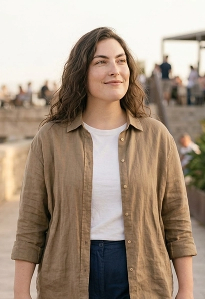 Mujer sonriendo al aire libre